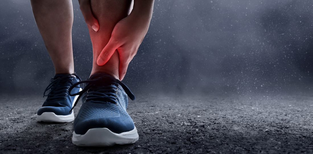 pied en gros plan avec une paire de basket bleue et blanche, blessure et douleur au niveau de la cheville