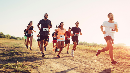 groupe de personnes en train de courir dans un marathon