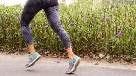 Une gourde running à main posée dans l'herbe avec un fond flou